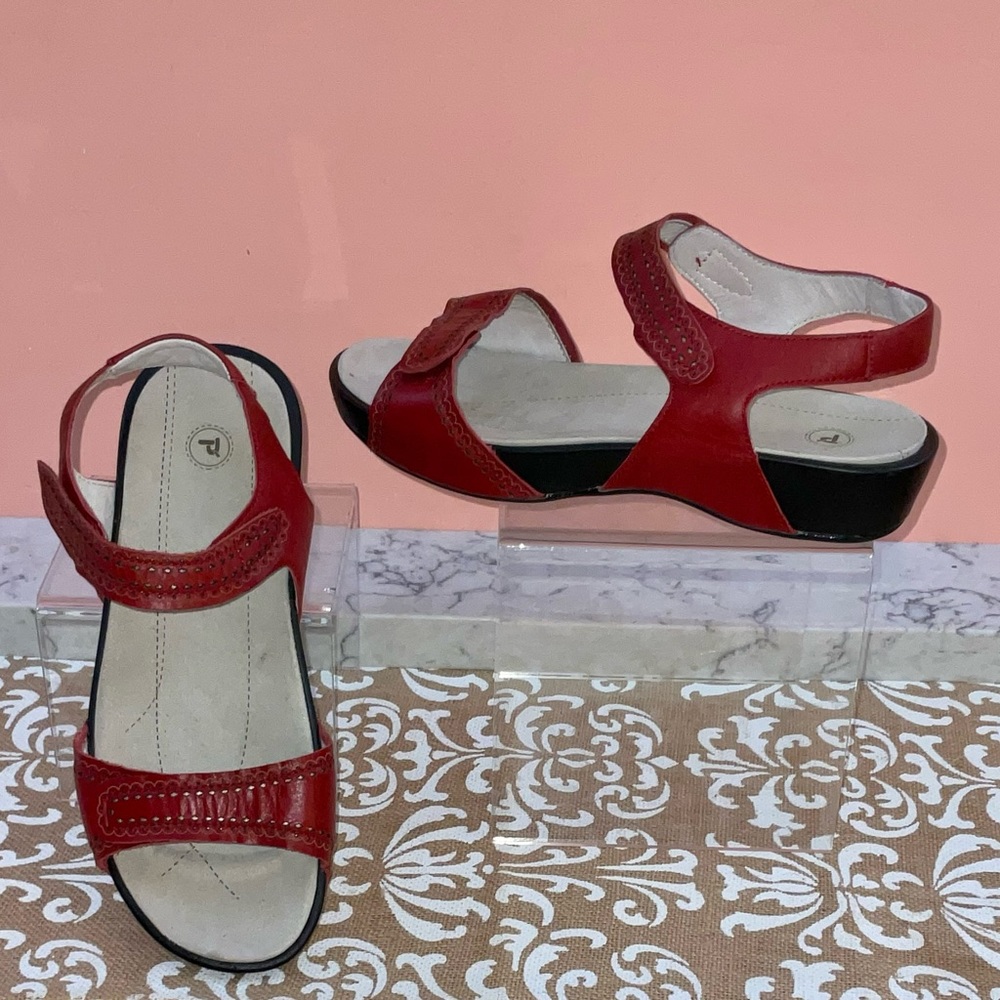 Propet Red Leather Comfort Walking Sandals Adjustable Straps Sz 9.5 W(D) VERY GC
